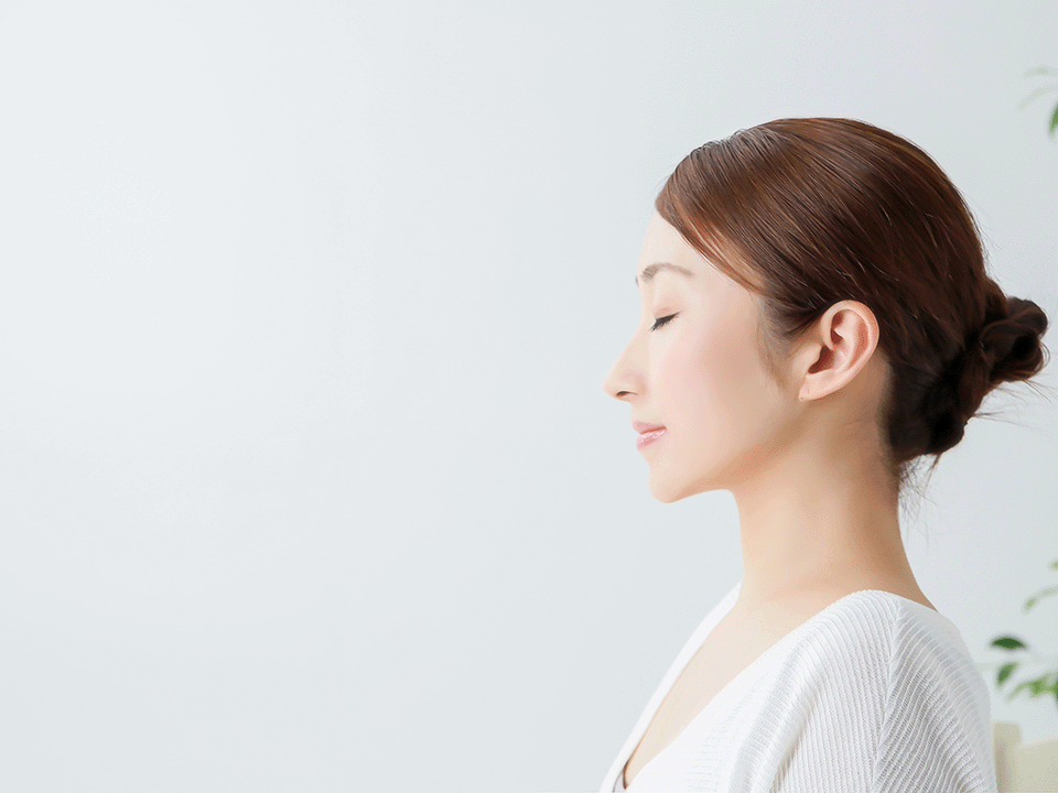 女性の横顔の写真